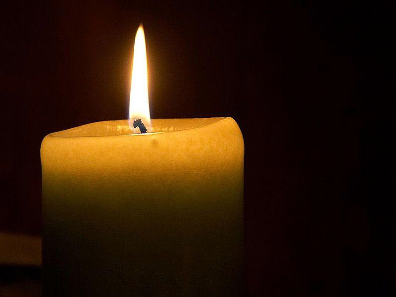 800px-Candle_flame_(1)