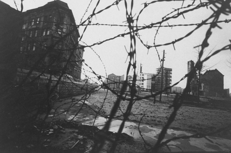 The Berlin Wall - Pictures From the Early Days of the Cold War (28)